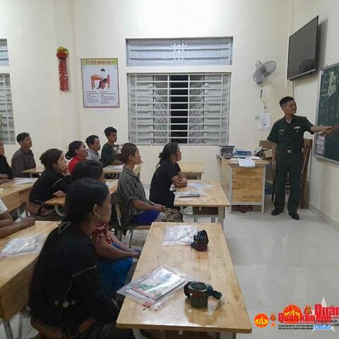 Đại úy Hồ Văn Hữu - thầy giáo quân hàm xanh "gieo chữ" trên dãy Trường Sơn