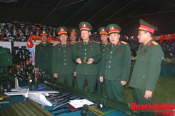 Thiếu tướng Hoàng Duy Chiến kiểm tra sẵn sàng chiến đấu và chúc Tết các đơn vị cơ sở