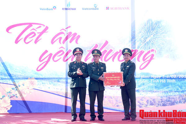 “Tết ấm yêu thương” đến với đồng bào xã Hương Khê