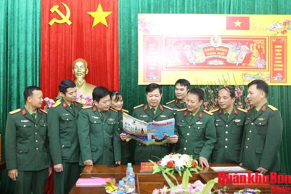 Thiếu tướng Lê Văn Trung chúc Tết Báo Quân khu 4
