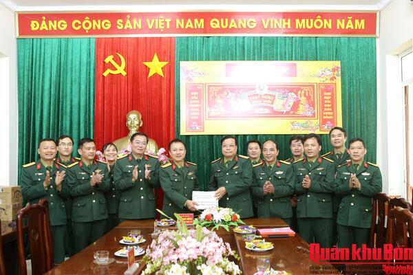 Thiếu tướng Ngô Nam Cường thăm, chúc mừng năm mới Báo Quân khu 4