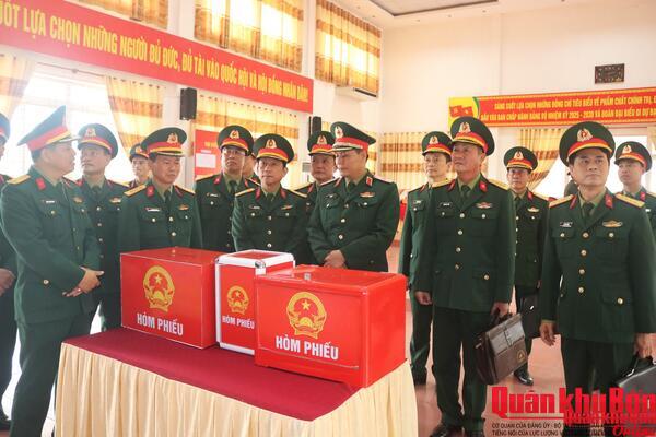 Thiếu tướng Lê Văn Vỹ kiểm tra công tác chuẩn bị bầu cử tại Lữ đoàn 16 và Lữ đoàn 206