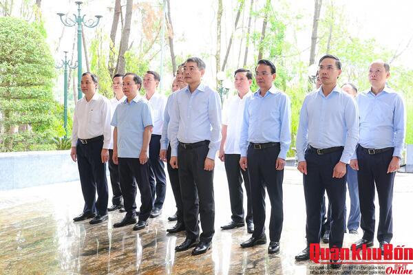 Thủ tướng Chính phủ Lê Minh Hưng dâng hương tại Khu di tích Ngã ba Đồng Lộ