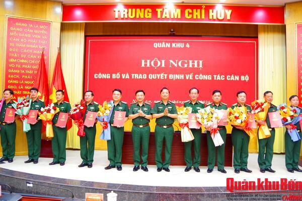 Quân khu 4 công bố, trao quyết định về công tác cán bộ
