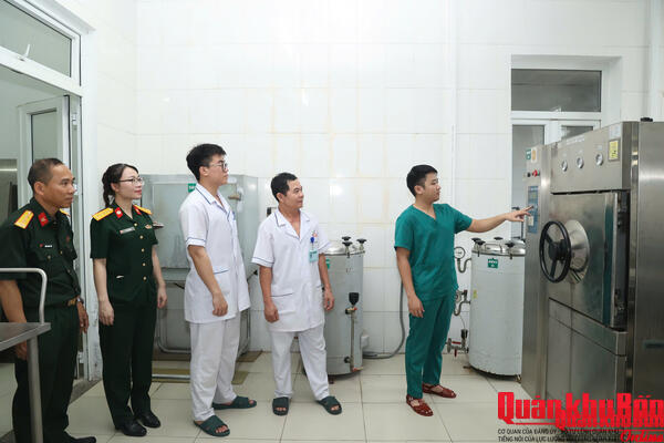 Kiểm tra công tác Hậu cần, Kỹ thuật và An toàn vệ sinh lao động tại Bệnh viện Quân y 4