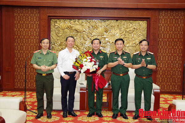 Thiếu tướng Đoàn Xuân Bường, Chính ủy Quân khu 4 chủ trì đón tiếp và làm việc với lãnh đạo tỉnh Hà Tĩnh