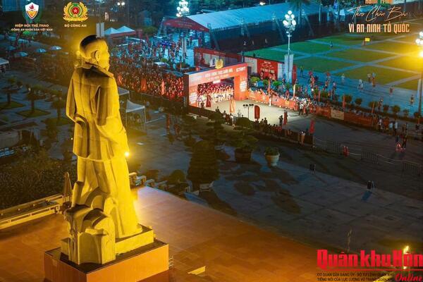 Hơn 3.000 vận động viên tham gia giải chạy "Hành trình theo chân Bác - Vì an ninh Tổ quốc" ở Nghệ An