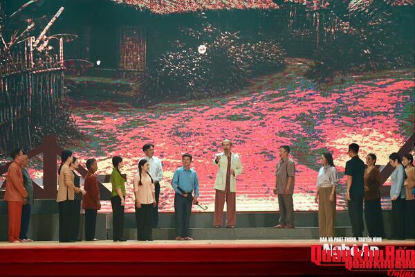 Xúc động Chương trình nghệ thuật "Dòng sông vang bóng anh hùng"