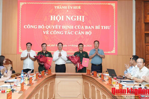 Thành ủy Huế trao quyết định công tác cán bộ