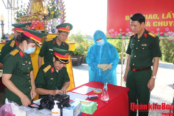 Ban chỉ đạo 515 thành phố Huế lấy mẫu sinh phẩm hài cốt liệt sĩ
