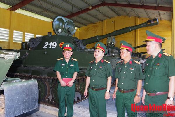 Binh chủng Tăng - Thiết giáp kiểm tra tại Bộ Chỉ huy Quân sự thành phố Huế