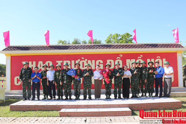 Quân khu 4: Kiểm tra chiến sĩ mới thực hành “3 tiếng nổ” tại Sư đoàn 968