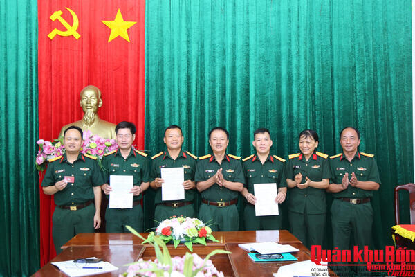 Báo Quân khu 4: Trao quyết định thăng quân hàm, nâng lương và thẻ Hội viên Hội Nhà báo Việt Nam