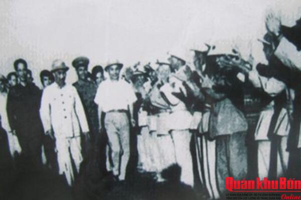 Ngày 15 tháng 6 năm 1957: Bác về thăm Quân khu 4