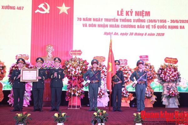 Xưởng 467 Quân khu 4 đón nhận Huân chương Bảo vệ Tổ quốc hạng Ba