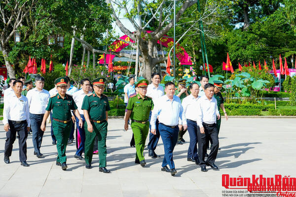 Thường trực Ban Bí thư Trần Cẩm Tú dâng hương tưởng niệm Chủ tịch Hồ Chí Minh, các anh hùng liệt sĩ; tặng quà tri ân các thương, bệnh binh