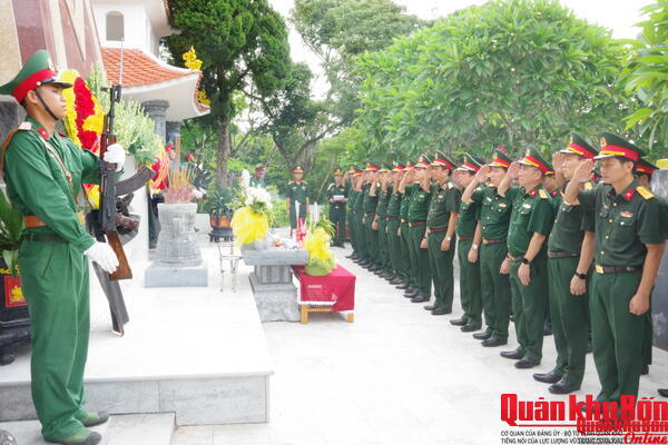 Bộ Tư lệnh Quân khu 4 dâng hương tưởng niệm các Anh hùng liệt sĩ tại đảo Hòn Mê.