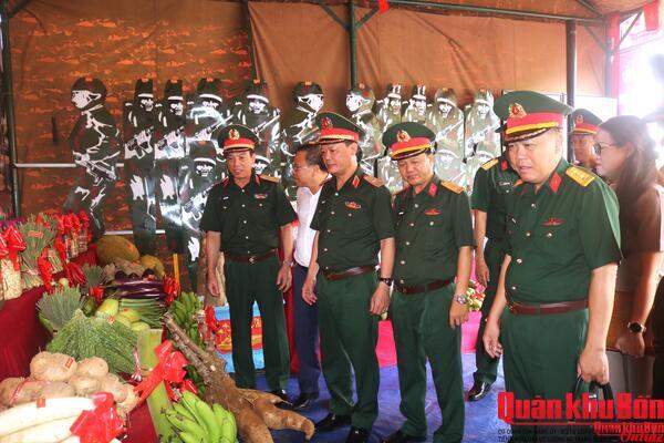 Chấm thi Hội thi “Doanh trại chính quy, xanh, sạch, đẹp” tại Trung đoàn 19, Sư đoàn 968, Quân khu 4