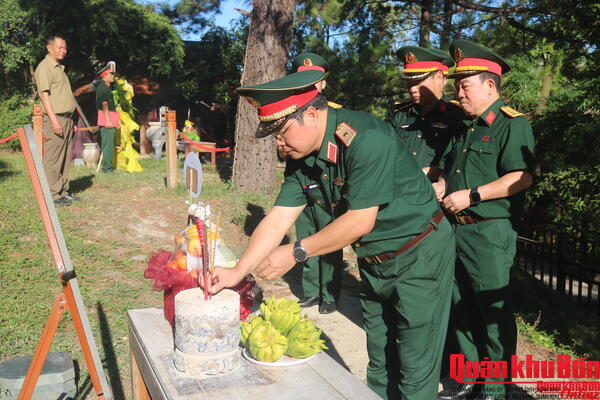 Thiếu tướng Ngô Nam Cường dâng hương viếng Đại tướng Võ Nguyên Giáp và tri ân nguyên Thủ trưởng Bộ Tư lệnh Quân khu 4