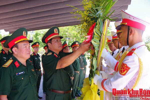 Thiếu tướng Ngô Nam Cường, Phó Tư lệnh Quân khu 4 dâng hương, dâng hoa tri ân các anh hùng liệt sĩ tại Thành cổ Quảng Trị và Tiểu khu 67