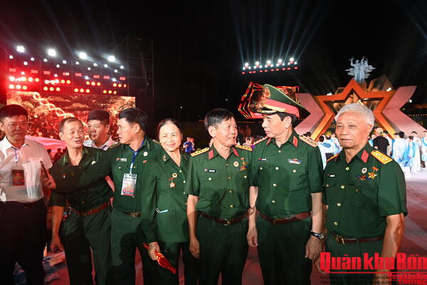 Đại tướng Phan Văn Giang dự cầu truyền hình “Sao sáng dẫn đường” tại Nghĩa trang Liệt sĩ Quốc gia Đường 9, tỉnh Quảng Trị