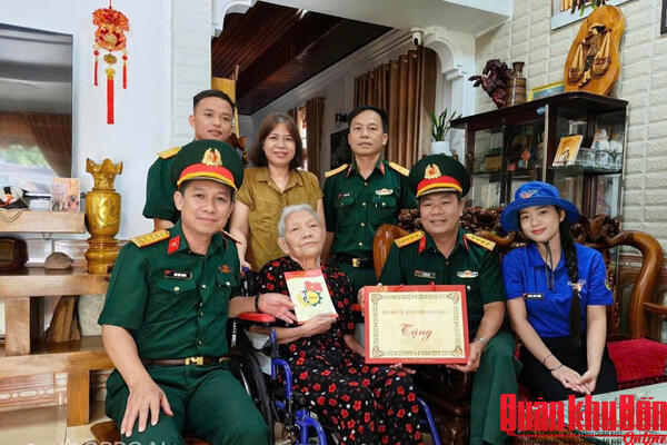 Đoàn Kinh tế - Quốc phòng 92 tri ân nghĩa tình nơi biên giới
