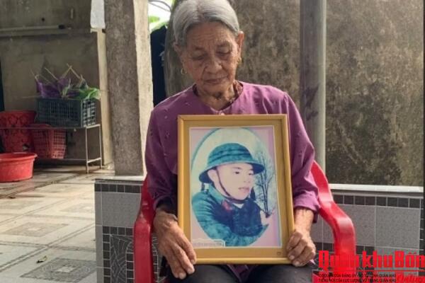 Mẹ vẫn chờ con…