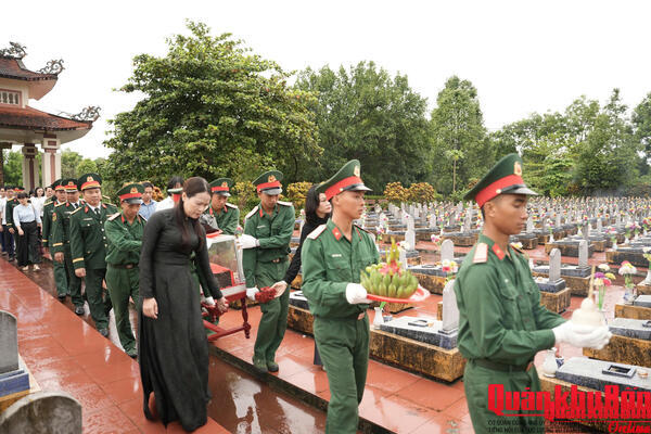 Sư đoàn 968: Truy điệu, an táng hài cốt liệt sĩ tìm thấy trong vườn nhà dân