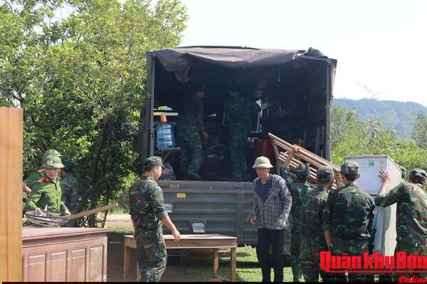 Ban Chỉ huy Quân sự xã Nam Đàn (Nghệ An) hỗ trợ Nhân dân di chuyển nhà ở