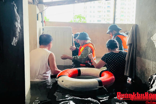 Lực lượng vũ trang Nghệ An nhanh chóng giúp dân khắc phục hậu quả mưa lụt