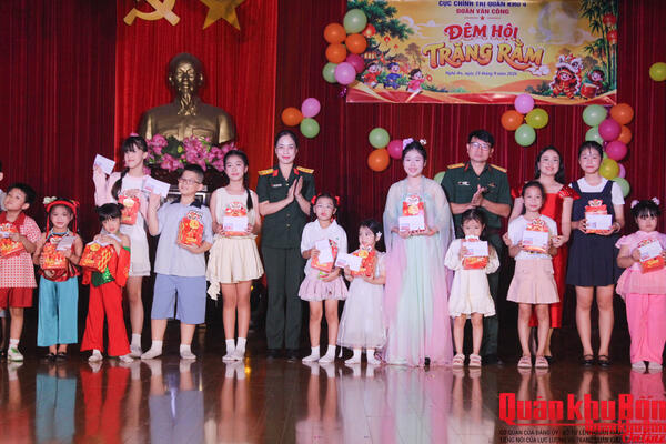 Đoàn Văn công Quân khu 4 tổ chức “Đêm hội trăng rằm”
