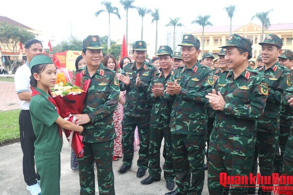 Đại tướng Nguyễn Tân Cương động viên các cháu học sinh Phân hiệu 2, Trường Thiếu sinh quân miền Trung