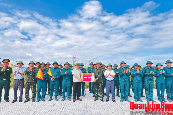 Thăm, động viên và tặng quà lực lượng huấn luyện, luyện tập thực binh “Vòm phòng không bền vững”