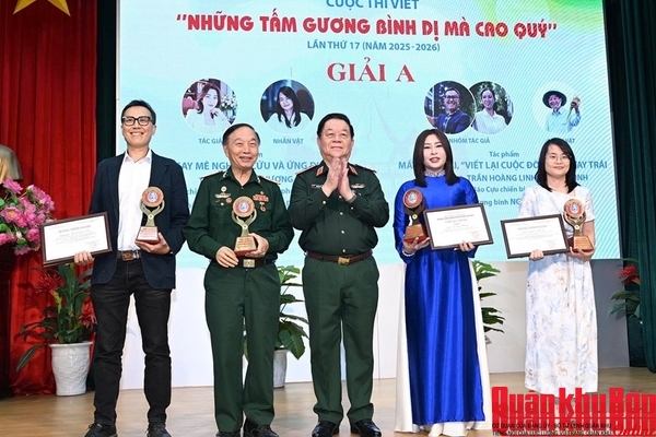 Tôn vinh và nhân rộng những tấm gương bình dị mà cao quý