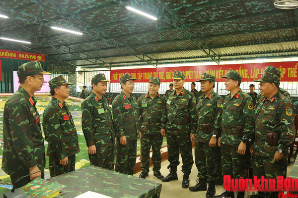 Thượng tướng Đỗ Xuân Tụng kiểm tra, chỉ đạo diễn tập Sư đoàn 324