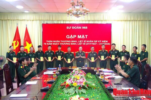 Sư đoàn 968 gặp mặt, tặng quà cán bộ là con liệt sĩ, con thương binh, bệnh binh