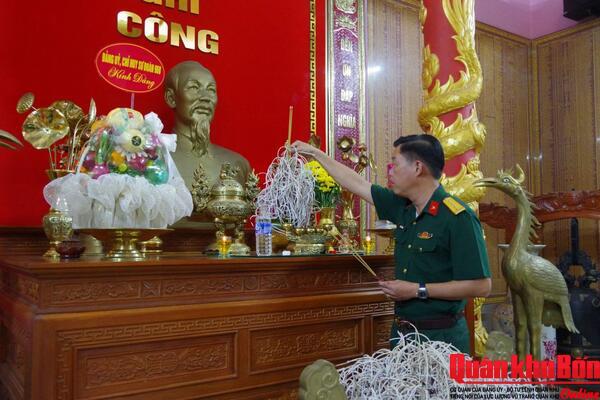 Sư đoàn 968 (Quân khu 4), dâng hoa, dâng hương tưởng niệm Chủ tịch Hồ Chí Minh và các anh hùng liệt sĩ