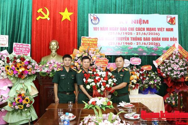 Các cơ quan, đơn vị chúc mừng Báo Quân khu 4 nhân kỷ niệm 101 năm Ngày Báo chí cách mạng Việt Nam