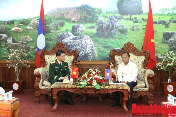 Thiếu tướng Hoàng Duy Chiến, Phó Tư lệnh Quân khu 4 thăm, chúc Tết Bunpimay tại tỉnh Xiêng Khoảng