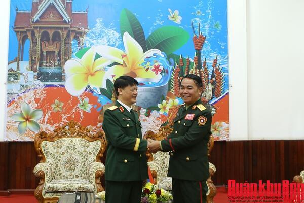 Quân khu 4 chúc Tết Bunpimay tại tỉnh Bô Ly Khăm Xay, Lào