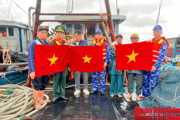 “Đến tận nhà, ra tận bến” – Cách làm sáng tạo, hiệu quả của Bộ Tư lệnh Vùng Cảnh sát biển 1 trong tuyên truyền chống khai thác IUU