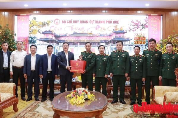 Bí thư Thành ủy Huế thăm, chúc Tết cán bộ, chiến sĩ Lực lượng vũ trang thành phố Huế