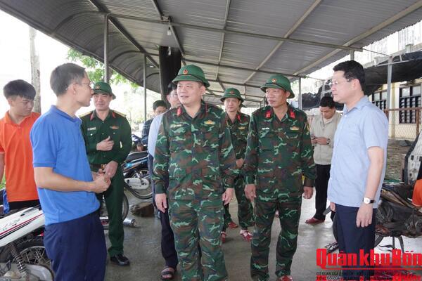 Đồng chí Hoàng Hải Minh, Phó Chủ tịch Ủy ban nhân dân thành phố Huế thăm, động viên các lực lượng sửa chữa xe miễn phí cho sinh viên trên địa bàn
