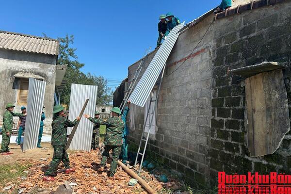 Bộ Chỉ huy Quân sự thành phố Huế hỗ trợ người dân khắc phục hậu quả bão số 13