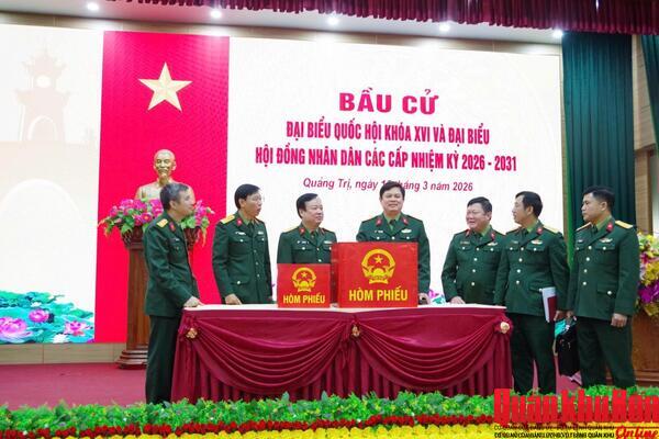 Đại tá Thái Đức Hạnh, Phó Chủ nhiệm Chính trị Quân khu 4 kiểm tra công tác chuẩn bị bầu cử tại Bộ Chỉ huy Quân sự tỉnh Quảng Trị