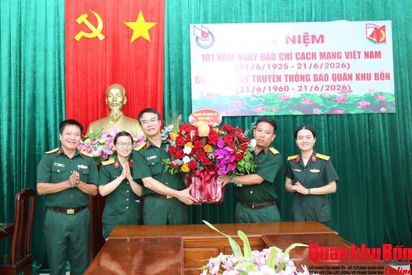 Các cơ quan, đơn vị chúc mừng Báo Quân khu 4
