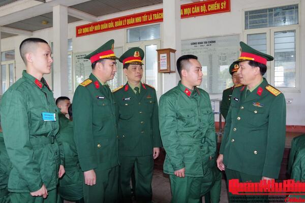 Kiểm tra, động viên chiến sĩ mới nhập ngũ tại Trung đoàn 841