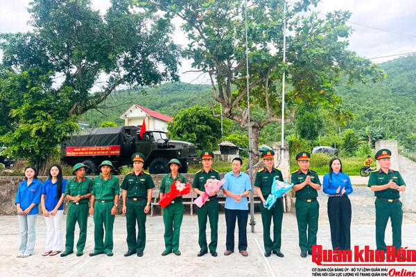 Lữ đoàn Phòng không 283 hành quân dã ngoại làm công tác dân vận tại xã Tân Châu, tỉnh Nghệ An