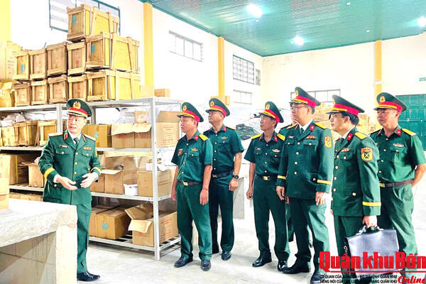 Thiếu tướng Hoàng Duy Chiến, Phó Tư lệnh Quân khu 4 kiểm tra tại Kho K55