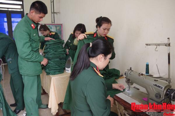 Hội Phụ nữ Lữ đoàn Thông tin 80 (Quân khu 4) tổ chức hoạt động “Khâu áo chiến sĩ”